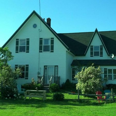 Lovely Green Gable Home Miscouche Exterior foto