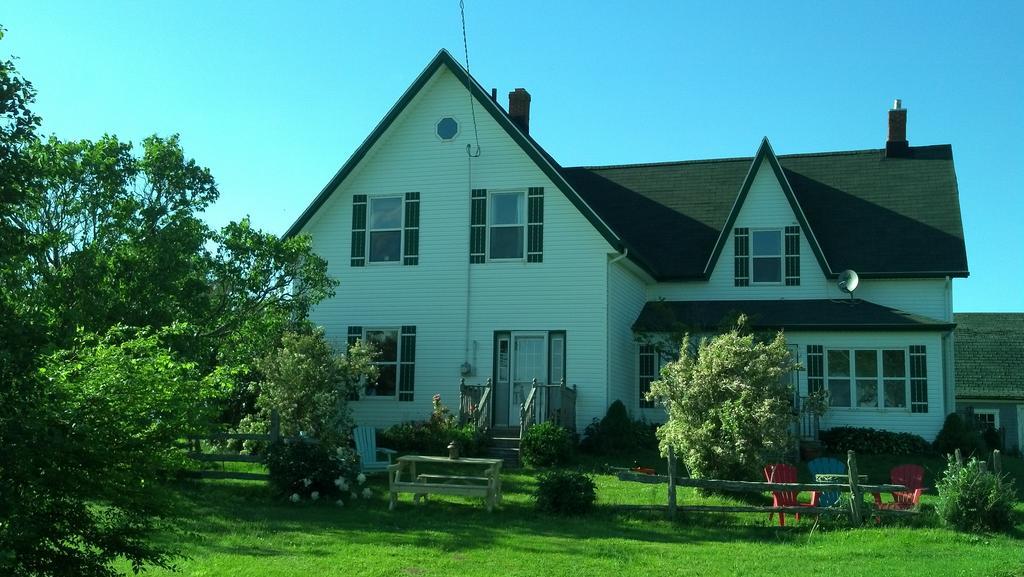 Lovely Green Gable Home Miscouche Exterior foto